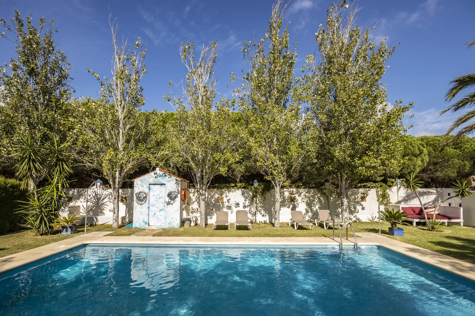 Außenpool mit Sonnenliegen und Chill-out-Bereich