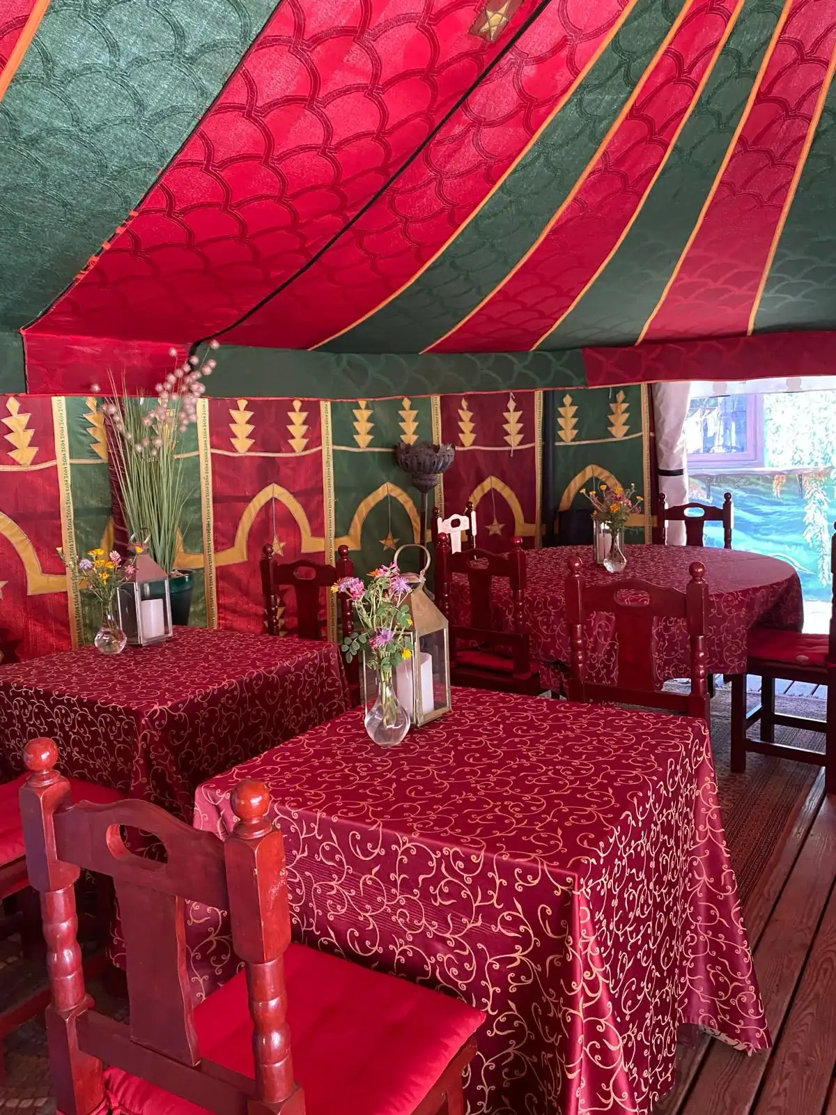 Comedor en jaima árabe con decoración oriental en Paraíso Perdido Conil
