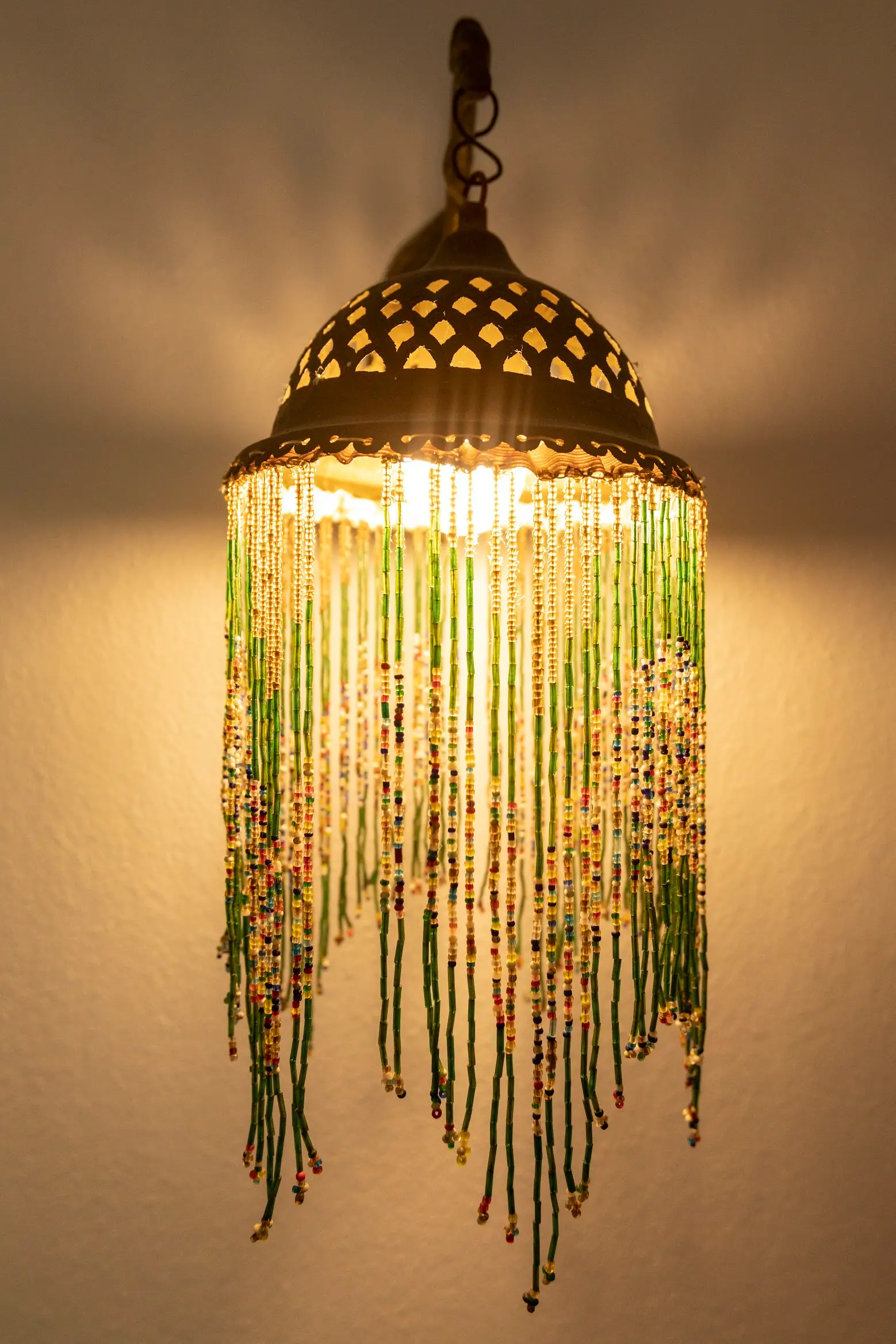 Lámpara de estilo morisco con cuentas de colores en Paraíso Perdido