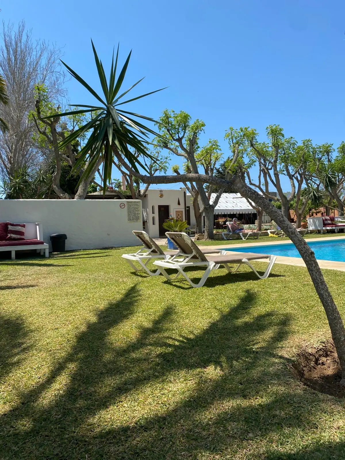 Piscina con jardines y carpa en casa rural Paraíso Perdido Conil