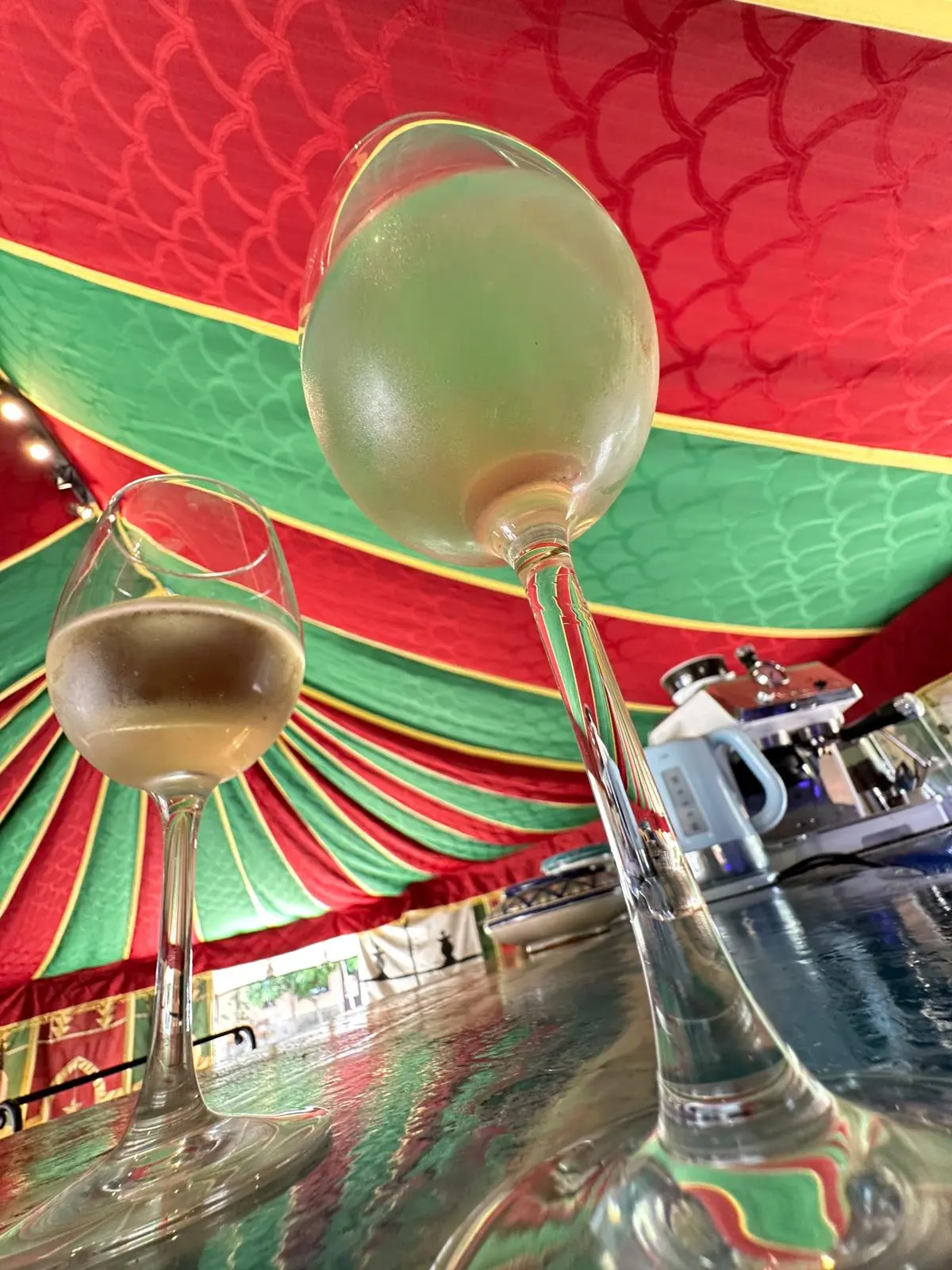Bar en carpa con copas de vino y ambiente íntimo en Paraíso Perdido Conil