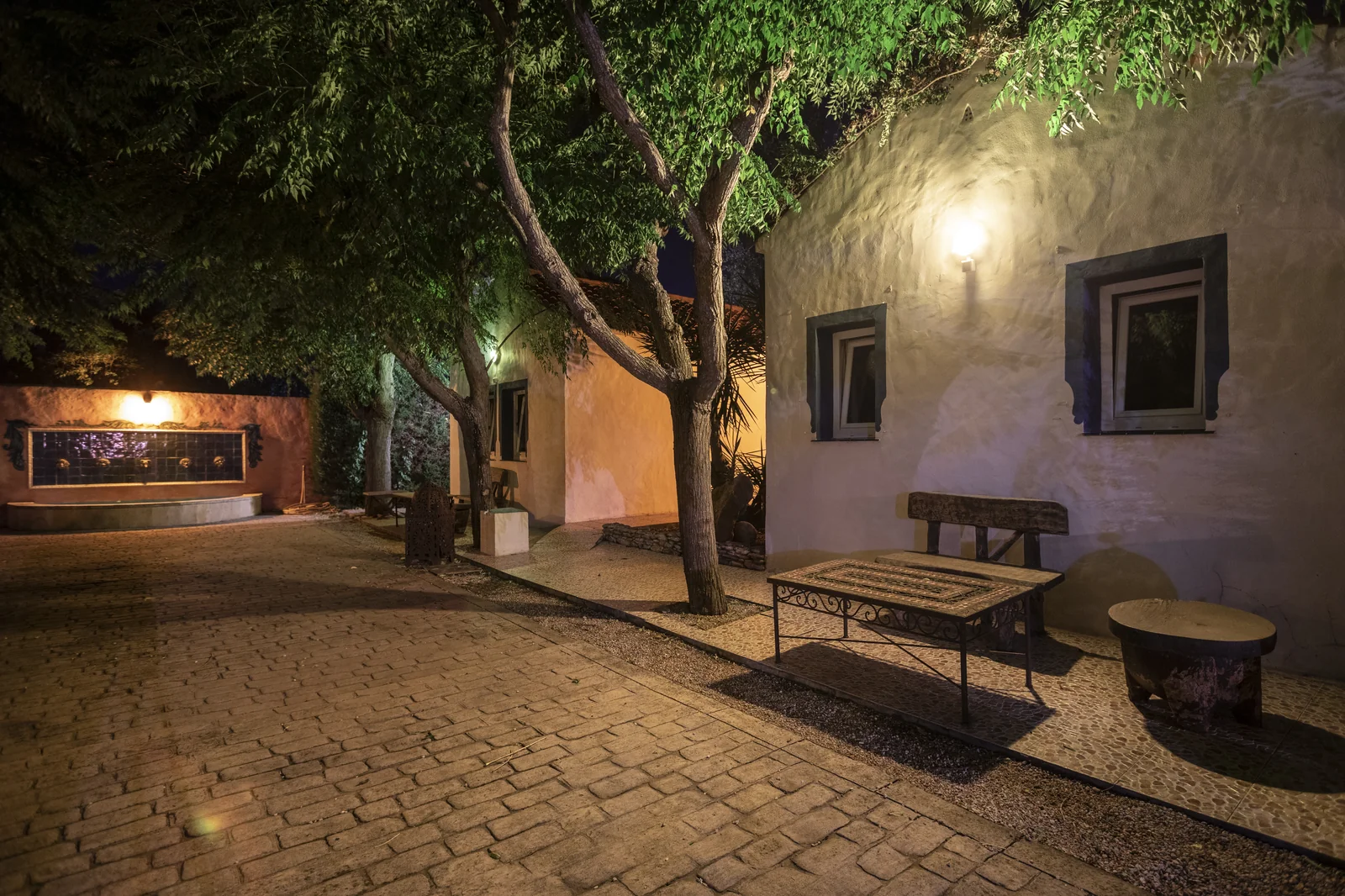 Nachtzicht op de kleine huisjes met warme verlichting