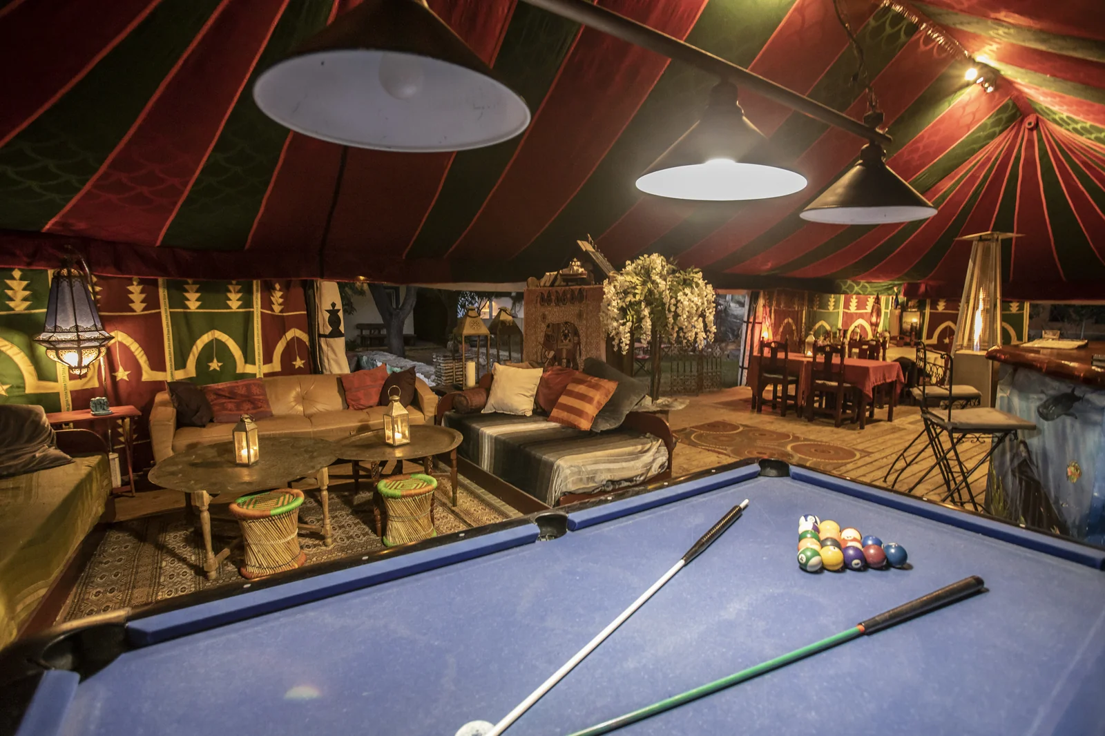 Speelkamer en bar met pooltafel